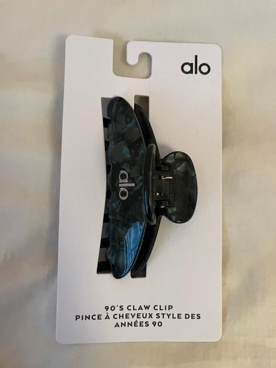 ALO Yoga Marble Resin Claw Clip in Agate - Picture 3 of 4